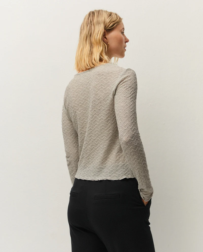 Camiseta abertura con textura