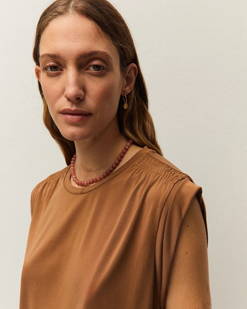 Camiseta modal con detalle en el hombro