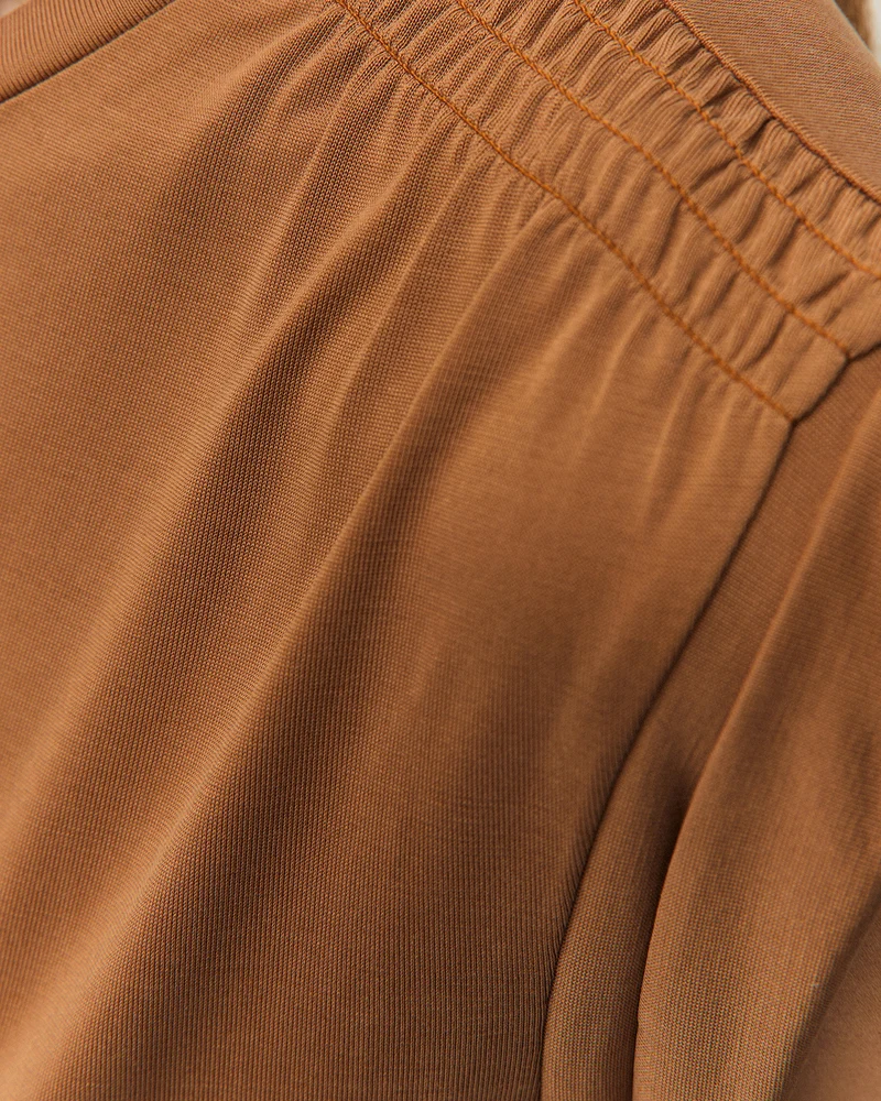 Camiseta modal con detalle en el hombro