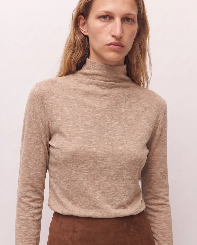 Camiseta cuello perkins con detalle en el cruce