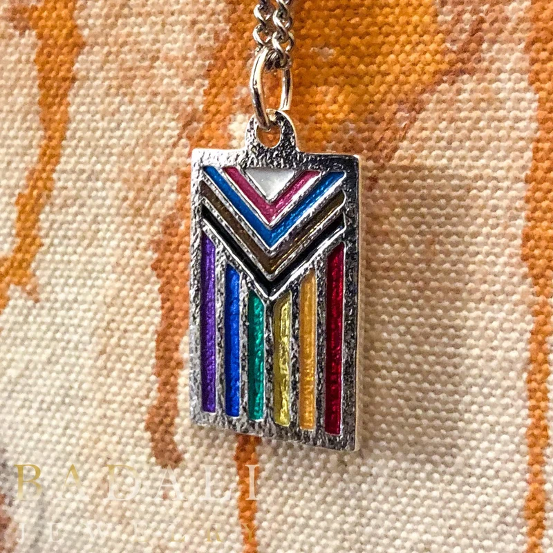 Collar con bandera de Progress PRIDE