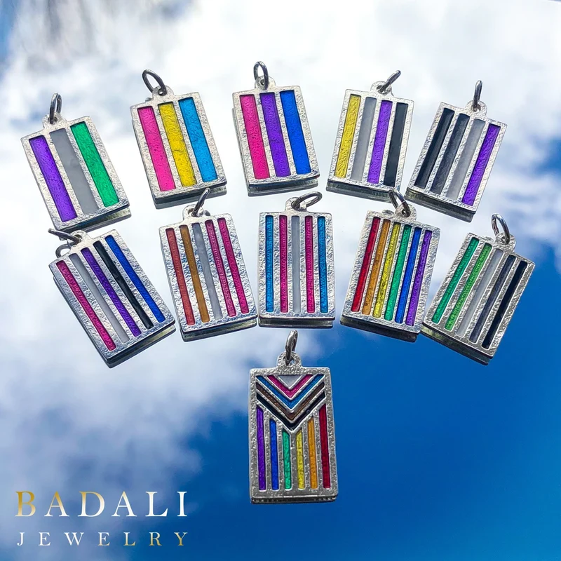 Collar con la bandera del ORGULLO Arromántico