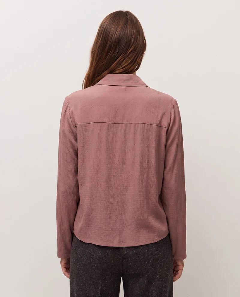 Camisa con detalle de costura en el hombro