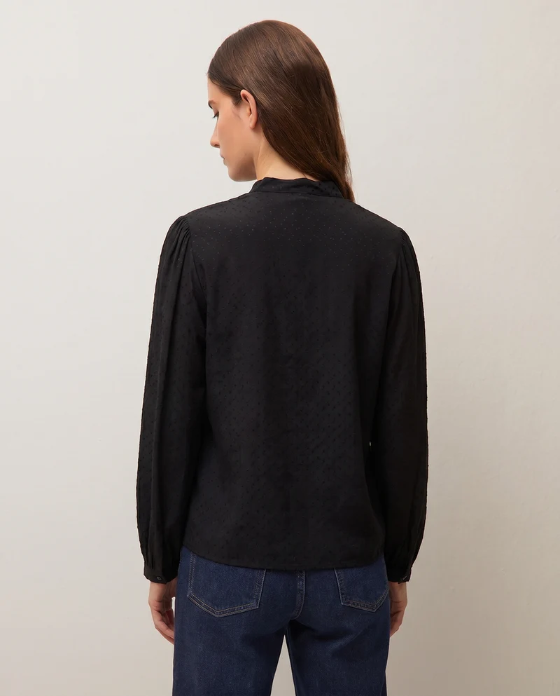 Camisa escote mao Detalle de lazo.