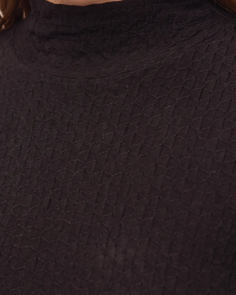 Camiseta cuello perkins con tejido de estructura