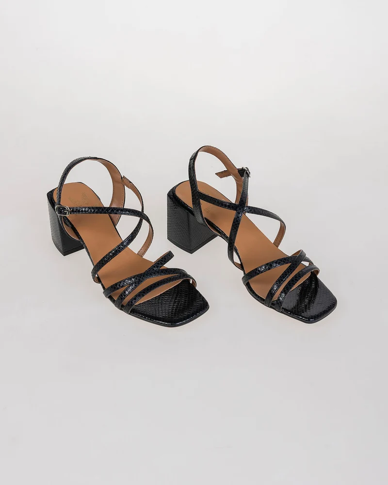 Sandalia negra con tiras de piel