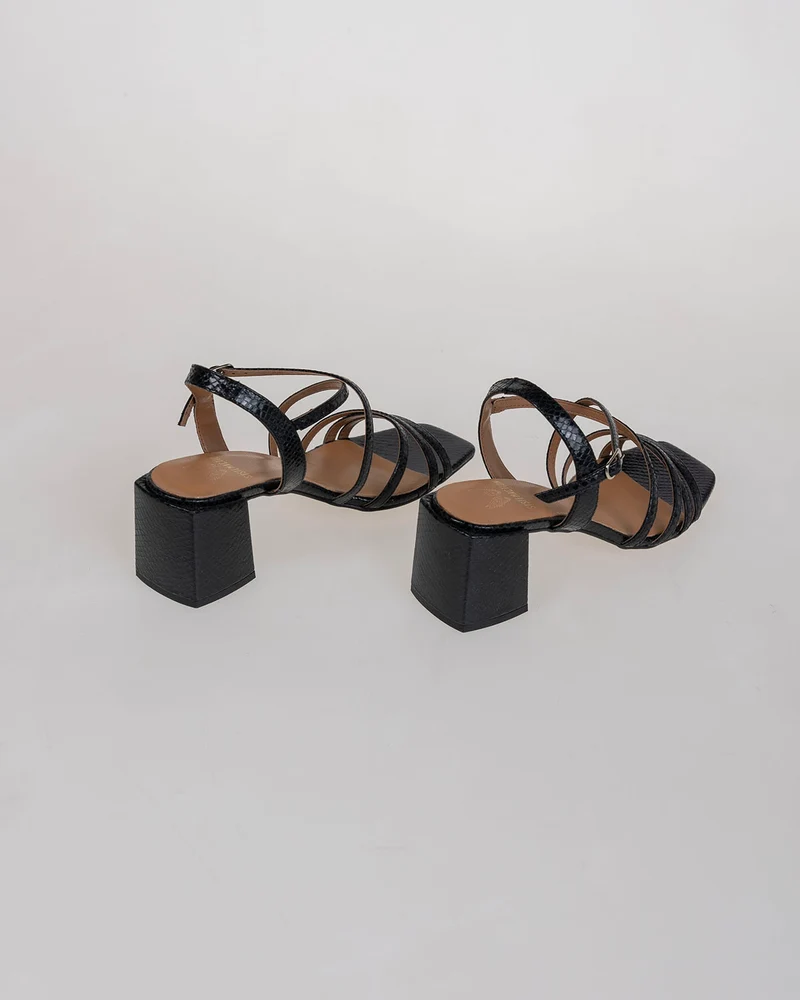 Sandalia negra con tiras de piel