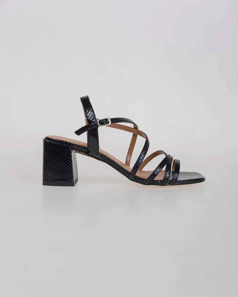 Sandalia negra con tiras de piel