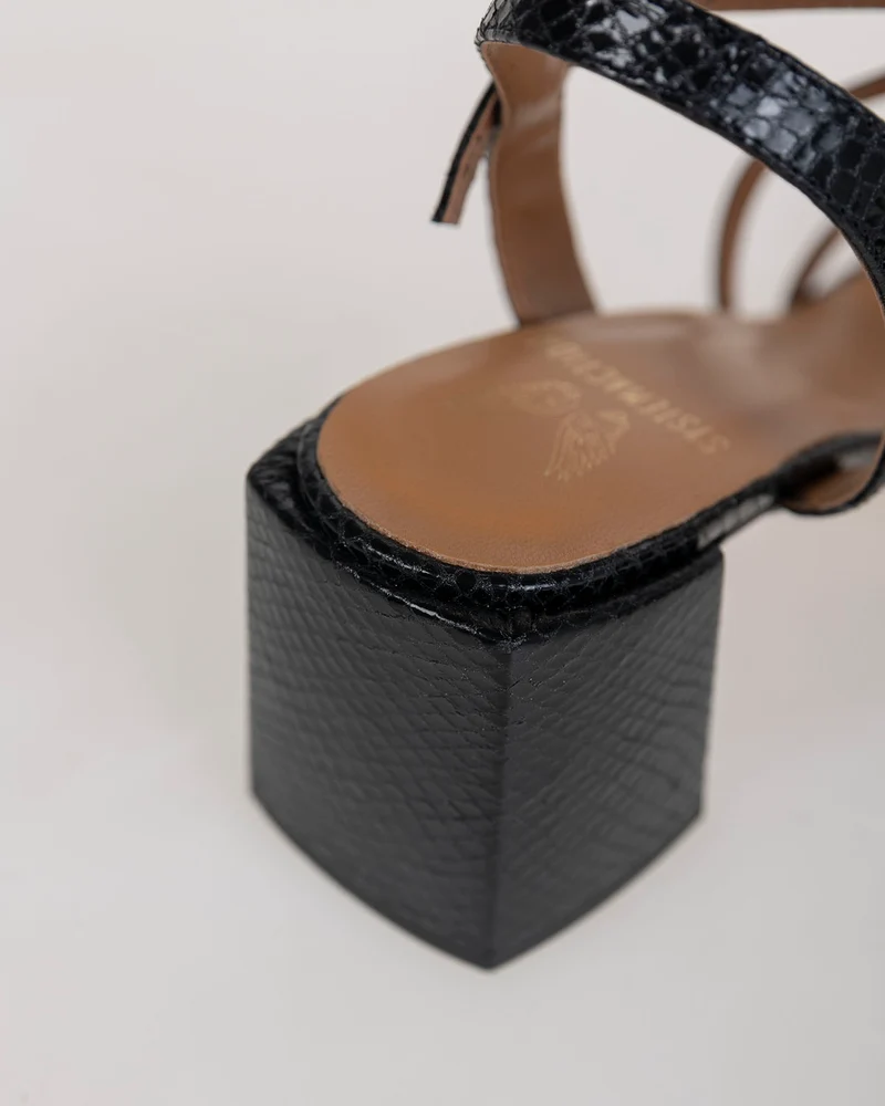 Sandalia negra con tiras de piel