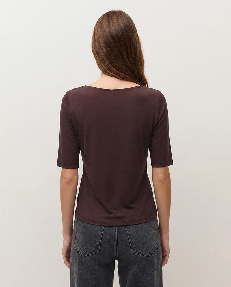 Camiseta manga corta con detalle de pliegue en el delantero