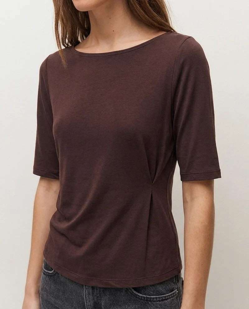 Camiseta manga corta con detalle de pliegue en el delantero