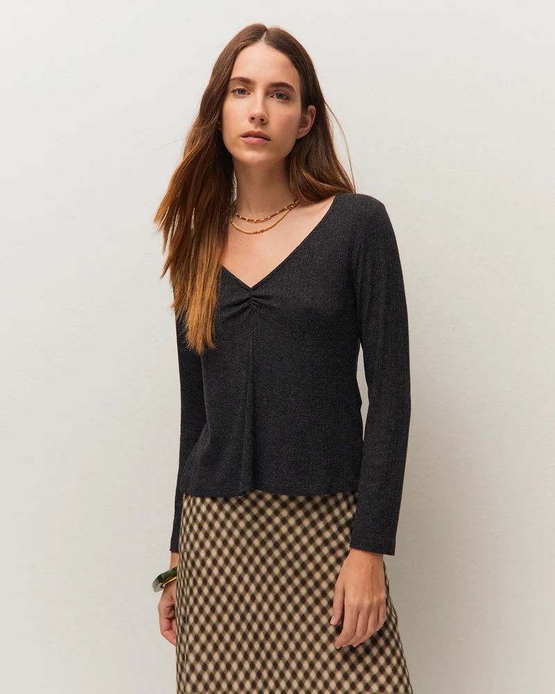 Camiseta de canalé con frunce en escote