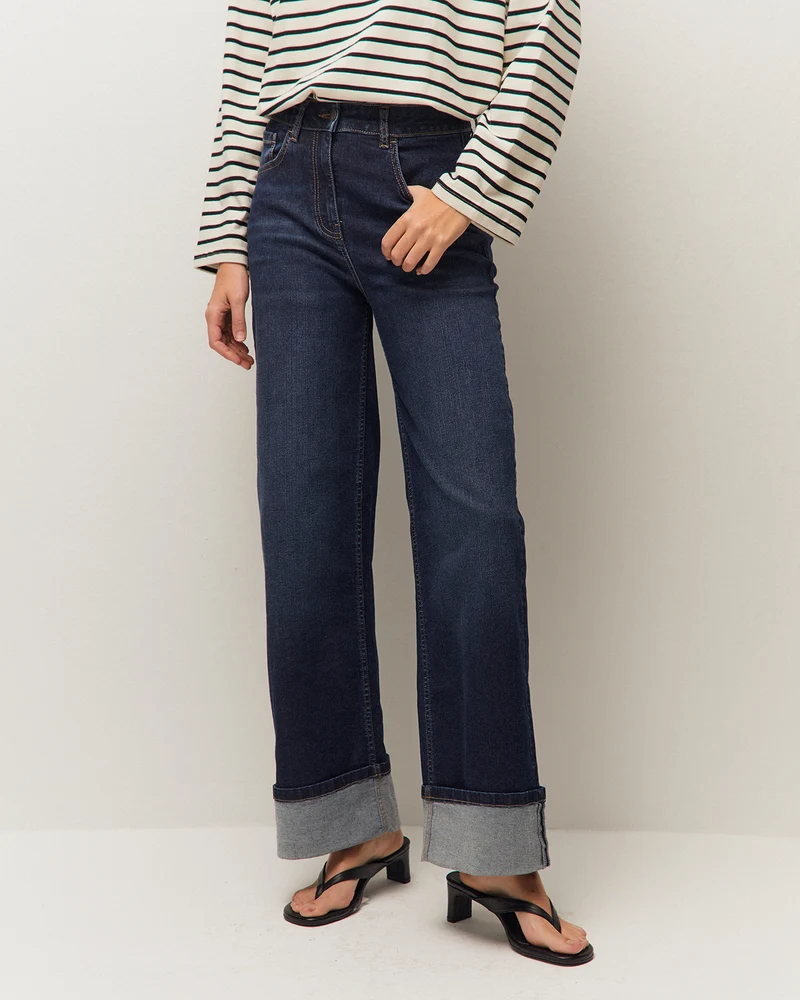 Pantalón denim con detalle de vuelta en el bajo