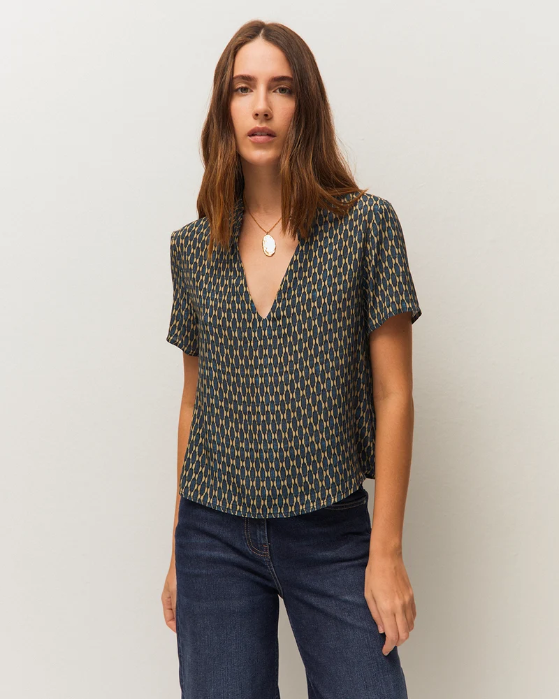 Camisa cuello mao con un estampado geométrico