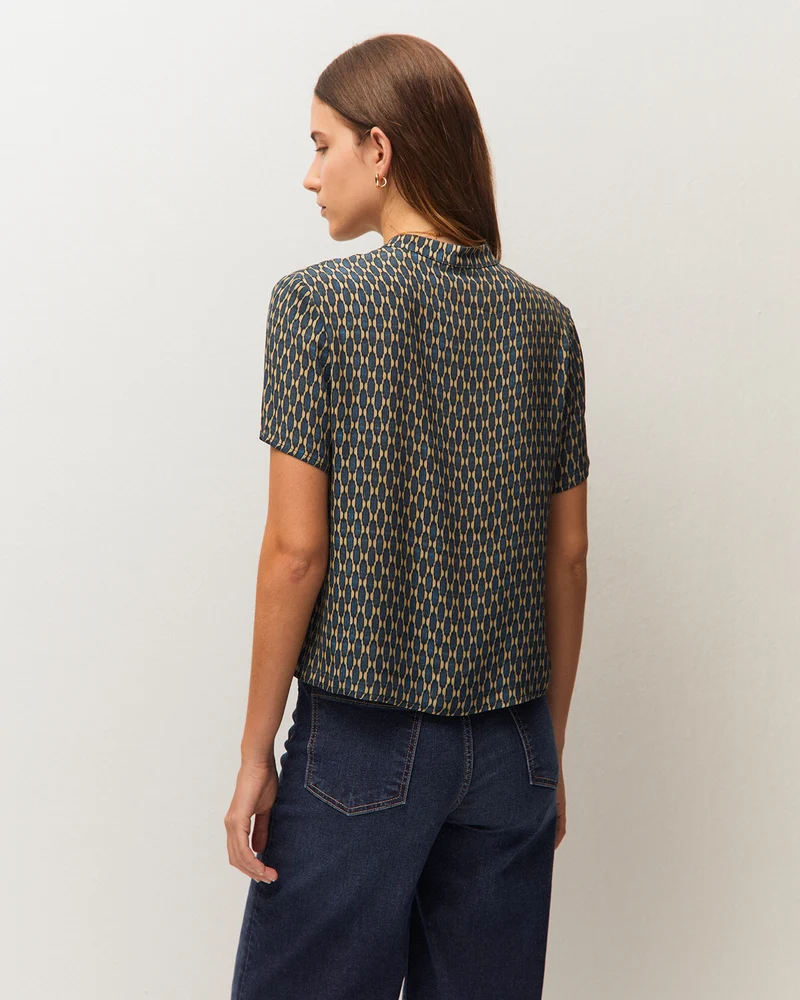 Camisa cuello mao con un estampado geométrico