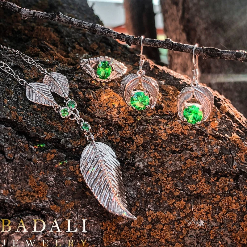 Elven Realms 3 Leaf Necklace: RIVENDELL™, MIRKWOOD™, LOTHLORIEN™