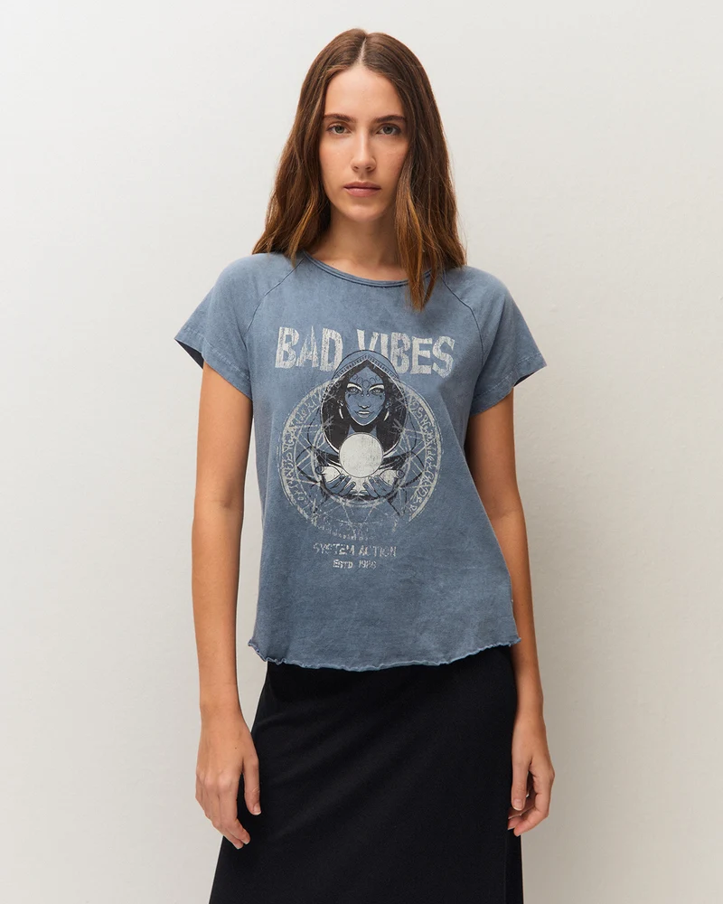 Camiseta manga renglant efecto delavado con un estampado de una videnta