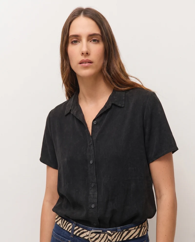 Camisa manga corta cuello camisero redondo efecto corrosivo