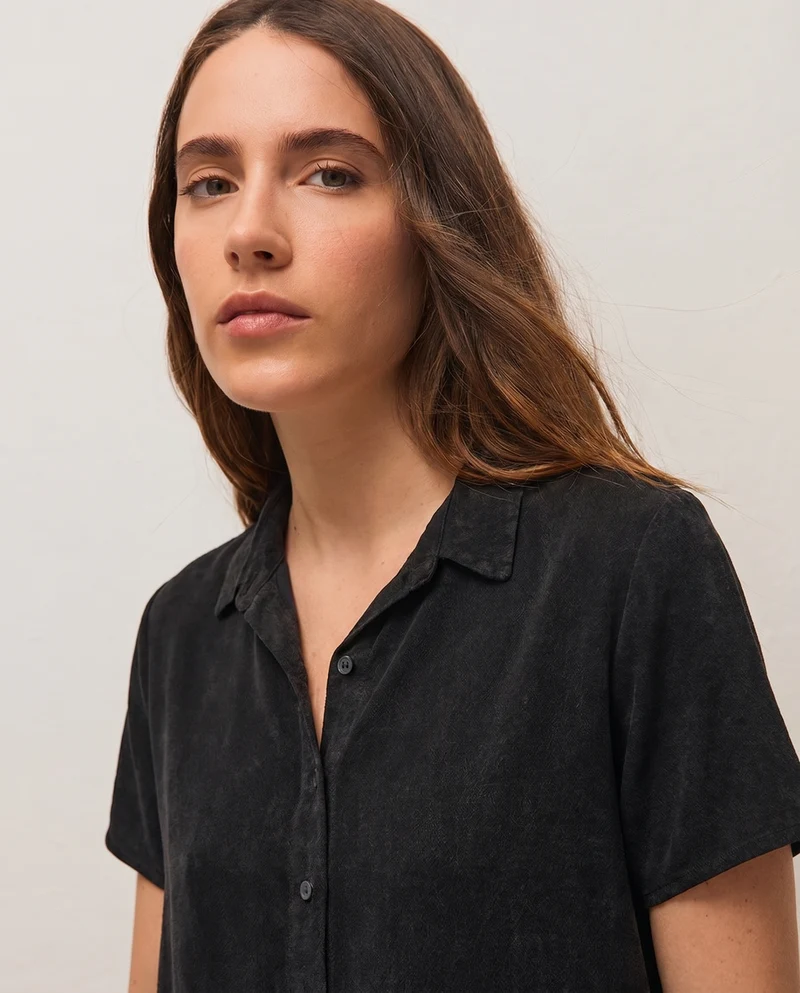 Camisa manga corta cuello camisero redondo efecto corrosivo