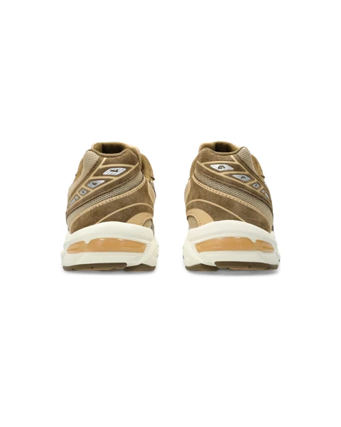 Zapato deportivo de color marrón
