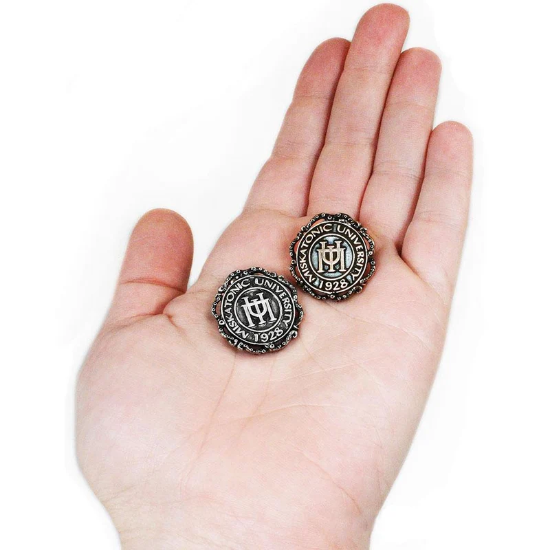 Pin de la Universidad de Miskatonic con cinta de tentáculo - Bronce