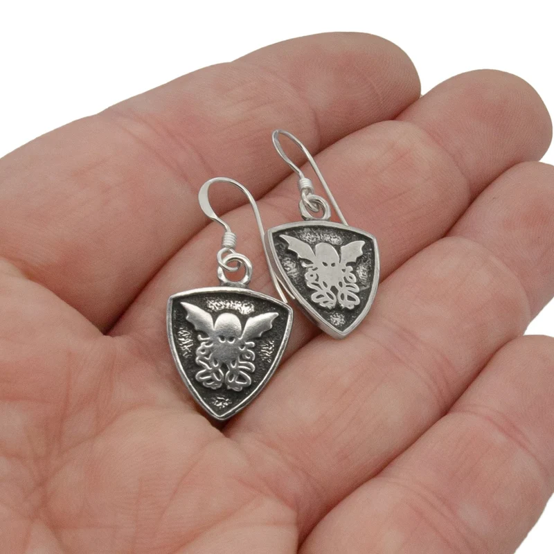 Pendientes con escudo de Cthulhu