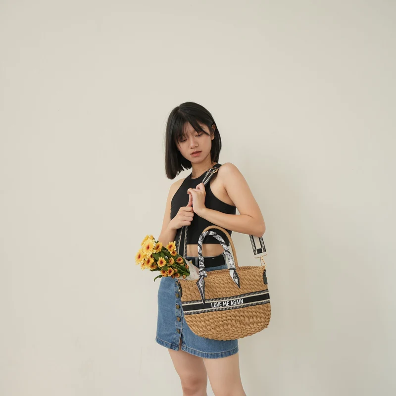 BTS V - Love Me Again Tote (In-Stocks)