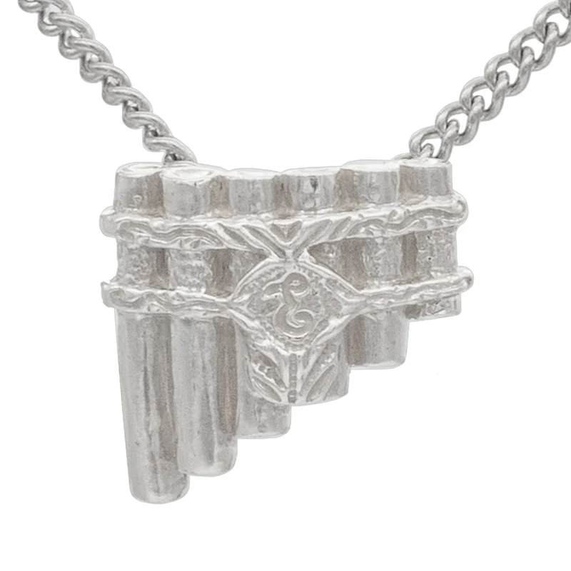 Collar Eolian Talent Pipes, colgante en la espalda