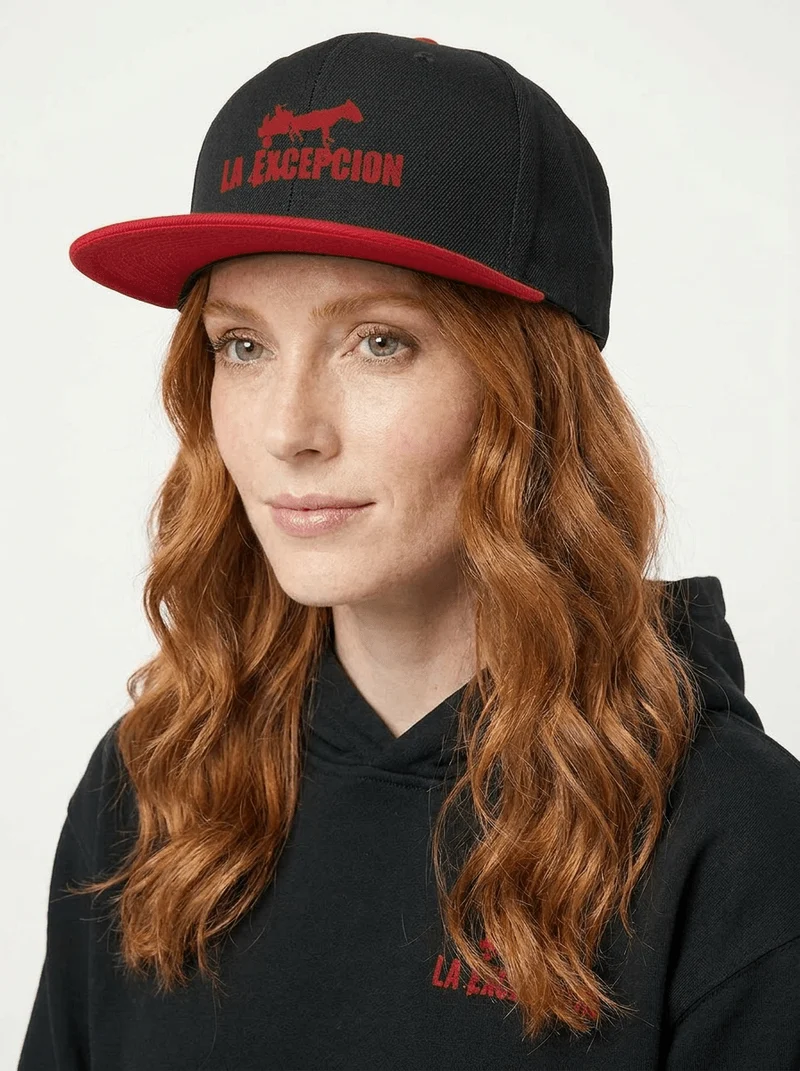 La Excepción - Gorra Roja Bordada "Logo"